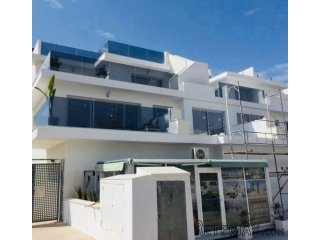 Los apartamentos se ubican en Arenales del Sol, en un..