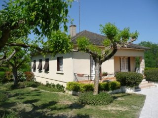 APS1964 Very Spacious House with 5..