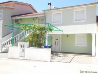 Istra, Medulin,kuća sa 2 stana, manje od 100m do plaže