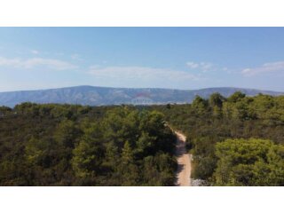Jedinstvena prilika: građevinski teren s maslinicima na otok