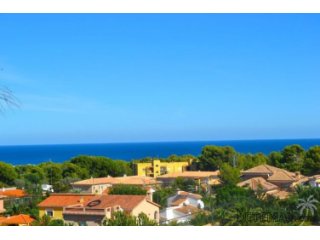 Spacious terraced house built in 2007 in a popular area of..