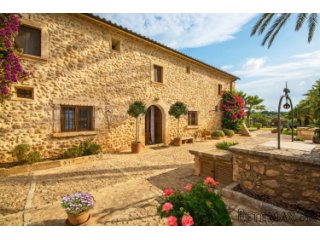 Fabulous country property just outside the pretty village..