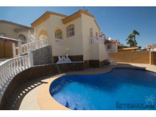 This semi-detached villa can be found in Quesada just 1 km..