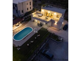 VILLA SA BAZENOM