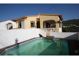 South facing 2 bedroom villa for sale within easy walking..