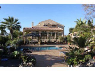 This well-maintained villa is located in La Nucia. The..