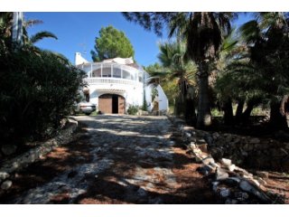 3 bedroom villa for sale on a large plot near the village..