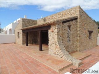 BONITO BUNGALOW TOTALMENTE DE PIEDRA EN UNA URBANIZACION..