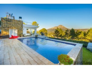 Modern villa for sale in Javea enjoys fantastic panoramic..