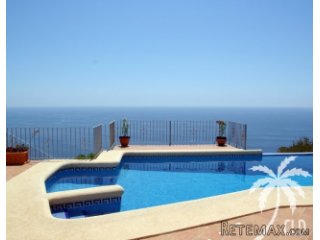 Seafront Villa for sale with infinity pool on the Cumbre...