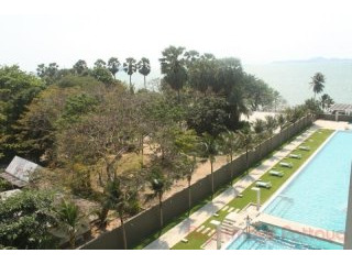 2 Bedroom Condo for sale in Wongamat -..