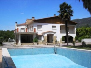 Beautiful Large 5 Bedroom Country Home..