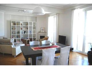 Top floor, great location with mini..
