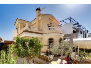 This fantastic villa is located in a quiet area of ​​the Ori..