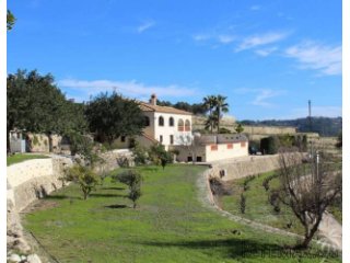 This very well maintained country estate is situated in a..