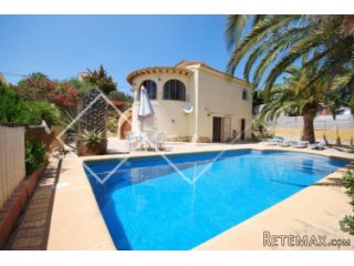 Beautifully located villa with guest apartment, private..