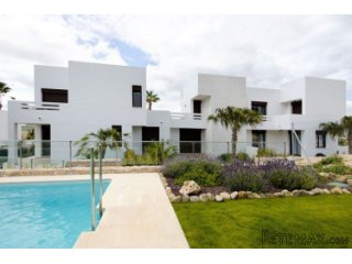 Los bungalow están ubicados en una urbanización, situada e..