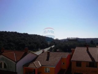 ISTRA, PULA: VIŠEKATNICA NA SUPER LOKACIJI