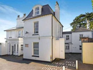 2 bedroom, Ground Floor Flat house for..