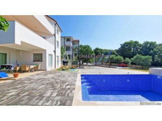 KUĆA S 3 STANA, SVAKI IMA 106 M2, POGLED MORE, 3OO M DO MORA