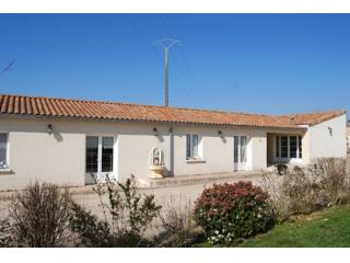 Modern 5-bed property with 1-bed studio