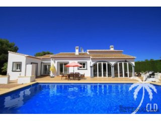 Immaculate villa, located on a south facing plot with shops..