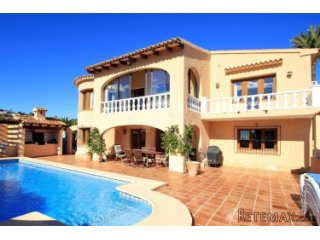 This well presented villa is distributed over two levels..