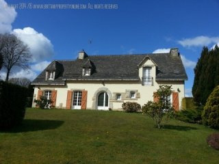 WOW! 6 bed house, full basement set in..