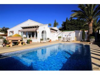 Sea view villa for sale in Moraira on a quiet street within..