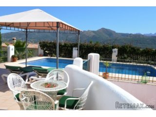 Modern, detached south facing villa builtin 2004 with..