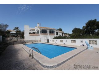 This charming villa is located in the Orihuela Costa. This..