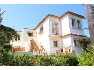 Lovely 5-Bedroom villa with slight sea..