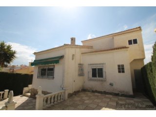 Beautiful villa in a quiet street and with a just 500m walk..