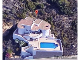 A beautifully presented detached villa boasting spectacular..