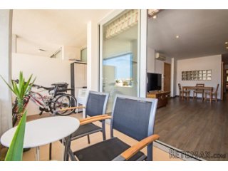 Very modern and elegant top floor property in the center..
