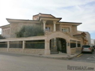 Very Spanish impressive village house in an excellent..