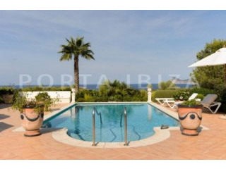 Fabulous property with stunning sea..