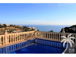 This sea view villa located in Cumbre del Sol has been..