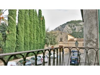 The current owners, also architects have renovated this..