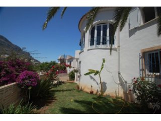This detached villa was built in 1991, on 2 levels, and is..