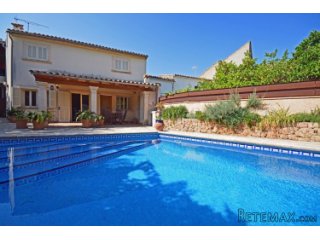 Excellent large townhouse in the heart of Campanet village..