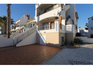 This nice bungalow is located in the beautiful Villamartin...