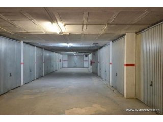 ROSES: Spacious garage 400m from the..