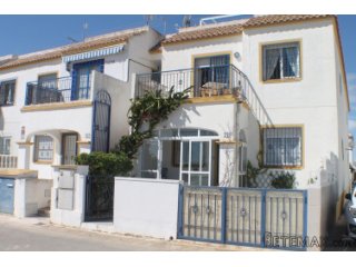 This beautiful apartment in a quiet area of ​​Torrevieja has..