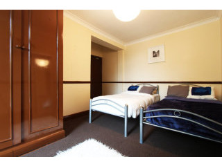 Twin with 2 single bed near Stratford..