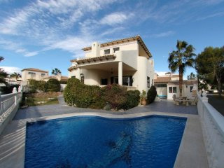 4 Bedrooms - Villa - Alicante - For Sale