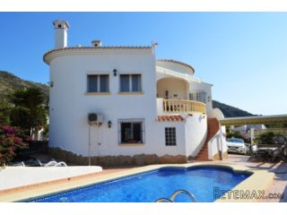 Modern, detached south facing villa with fabulous views..