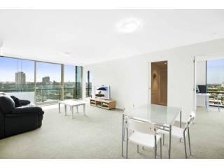 Pristine Urban Retreat with City and..