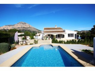 An excellent priced 3 bedroom villa located on a flat..