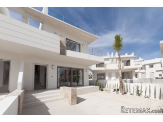Modern design townhouse on the suburbs of Quesada. There..
